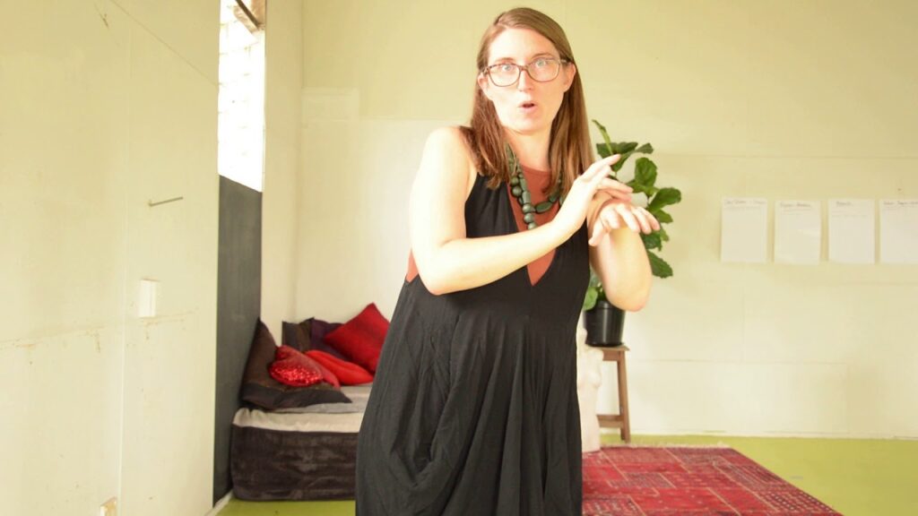 How to Sign Familiar in Auslan