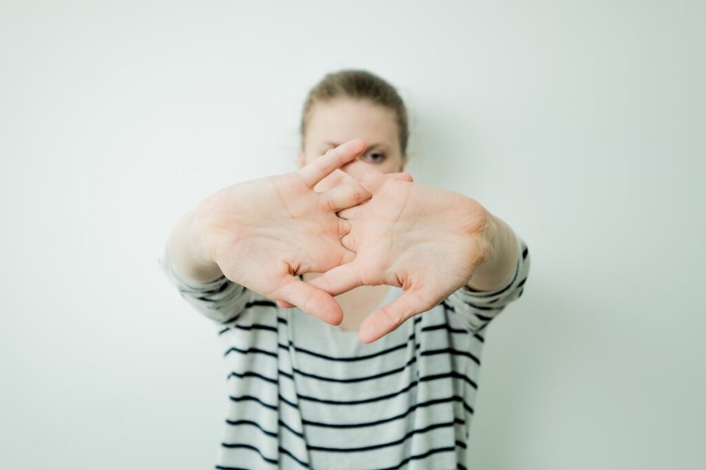 Photo by GMB Fitness via Pexels - Langue des Signes pour Enfants — Initiation, Bienfaits et Activités
