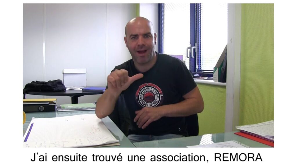 How to sign Comment Devenir Formateur In Lsf in ASL