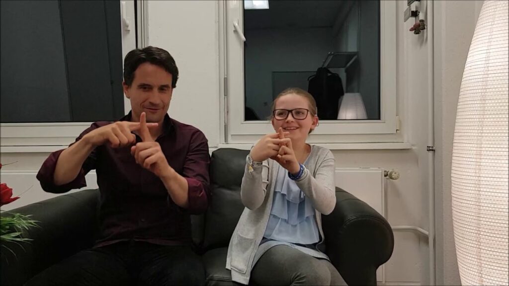 How to sign Tatort Mit Gebärdensprache in ASL